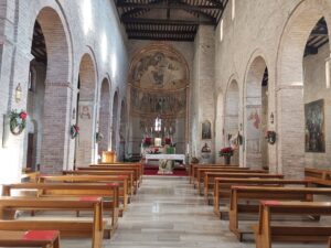 Foto dell'interno dell'Abbazia di Santa Maria Maggiore a Summaga