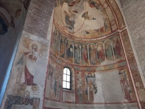 fotografia degli affreschi dell'abside centrale dell'Abbazia di Summaga